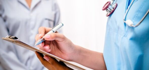 O médico prescribe tratamento para a dor lumbar