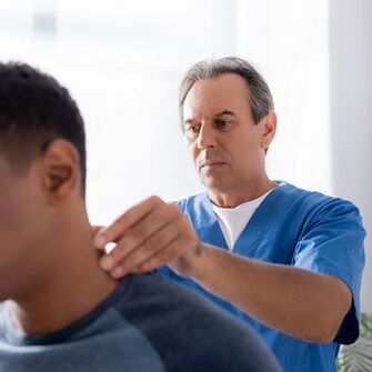 O médico realizará un exame diagnóstico nun paciente con dor no pescozo
