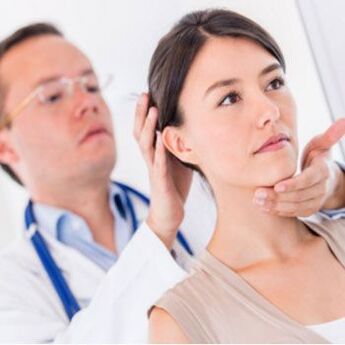 Un neurólogo examina un paciente con dor no pescozo