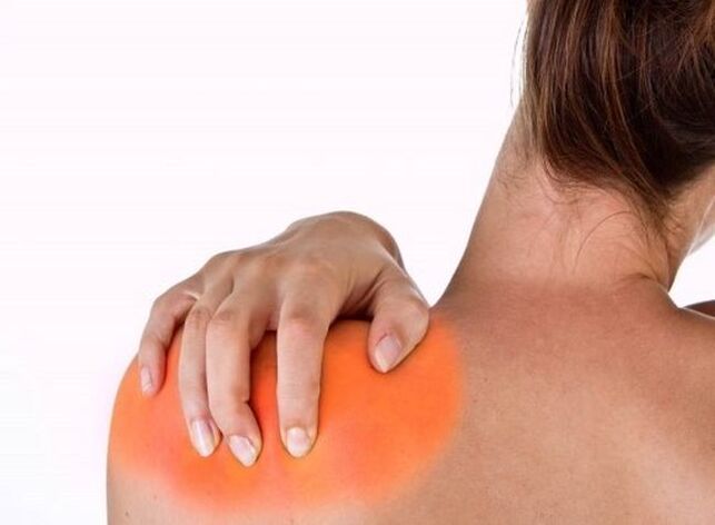 A dor baixo o omóplato esquerdo é un sinal dunha das enfermidades máis graves
