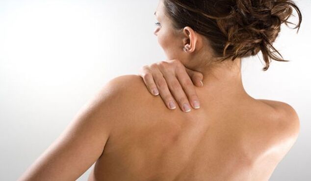 A muller está preocupada pola dor baixo o omóplato esquerdo nas costas por detrás