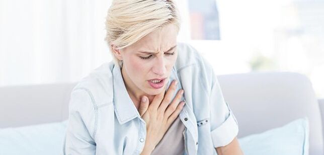 Con pleurese, enfermidades cardíacas e neuralxia intercostal, a dor baixo o omóplato esquerdo pode ir acompañada de falta de aire grave. 
